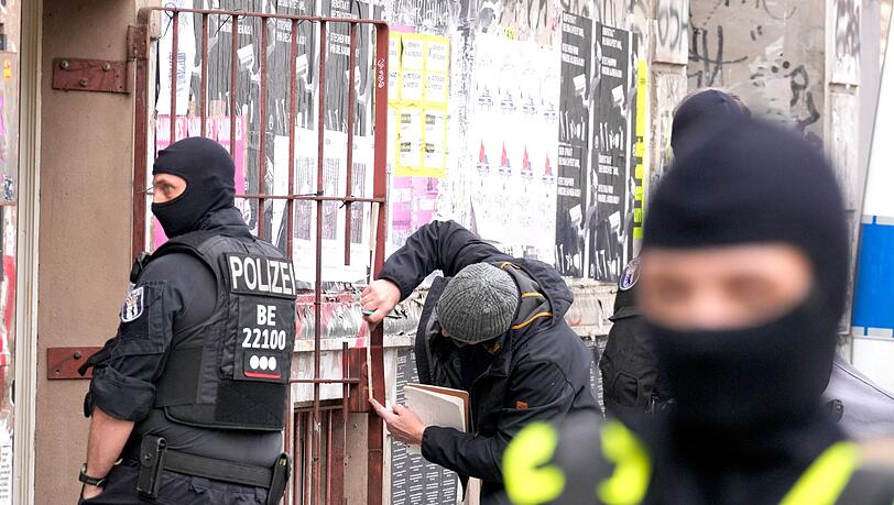 Nach dem Anschlag auf das Berliner Stromnetz im September 2025 ermittelte die Polizei vier Verd&auml;chtige.