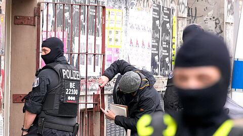 Nach dem Anschlag auf das Berliner Stromnetz im September 2025 ermittelte die Polizei vier Verd&auml;chtige.