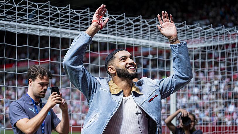 Ismael Saibari wurde am Sonntag ein letztes Mal von den PSV-Fans gefeiert. Ismael Saibari wurde am Sonntag ein letztes Mal von den PSV-Fans gefeiert.