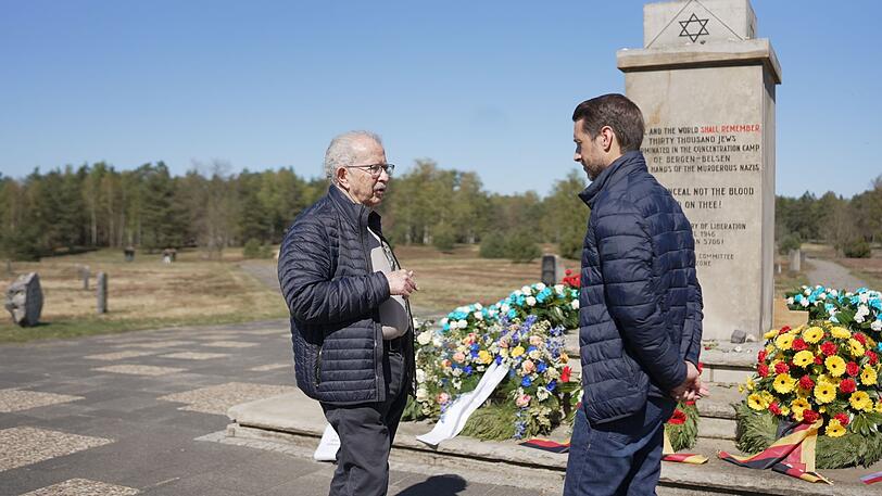 In Bergen-Belsen trifft Mirko Drotschmann (rechts) Menachem Rosensaft, den Sohn der Holocaust-Überlebenden Hadassah Bimko, die sich 1945 um jüdische Waisenkinder kümmerte. In Bergen-Belsen trifft Mirko Drotschmann (rechts) Menachem Rosensaft, den Sohn der Holocaust-Überlebenden Hadassah Bimko, die sich 1945 um jüdische Waisenkinder kümmerte.