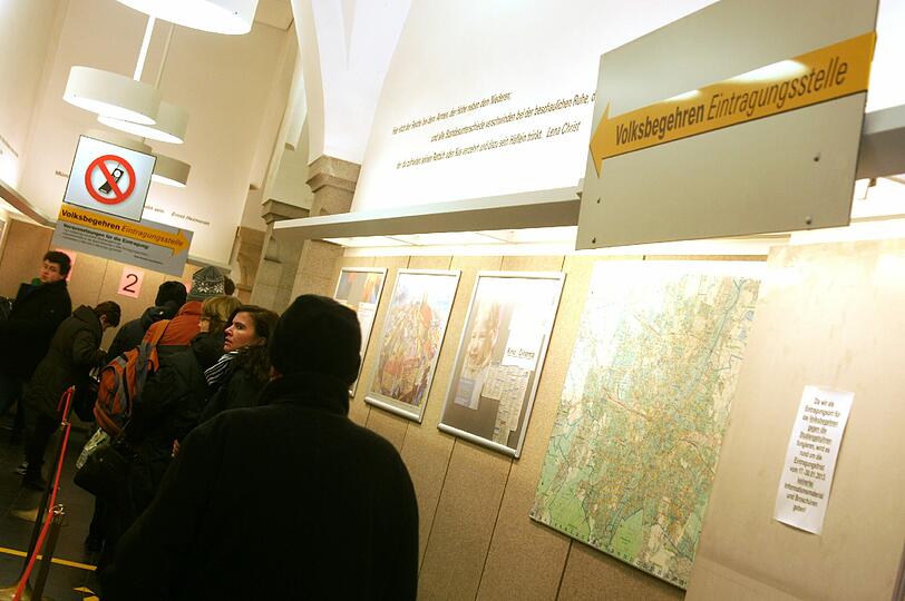 Mittelmäßiger Andrang beim Start des Volksbegehrens gegen die Studiengebühren in Bayern.