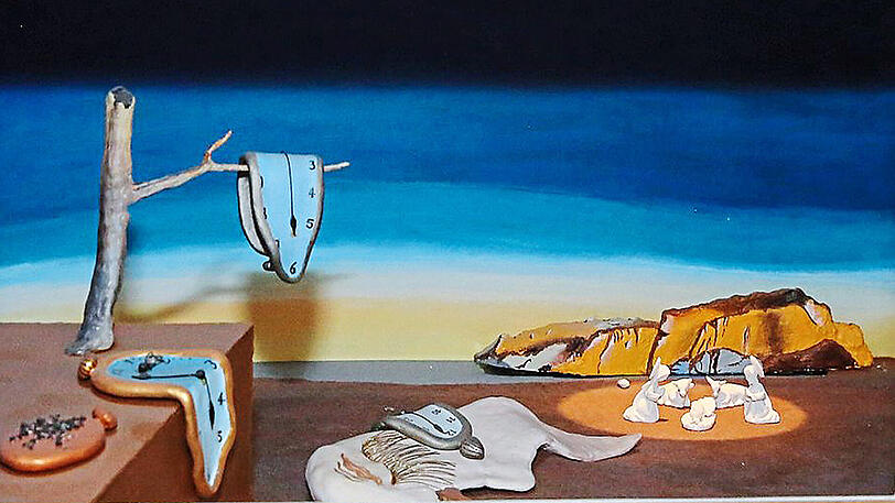 Ein eher ungewöhnlicher Ansatz, doch auch so kann eine Krippe aussehen: Das Werk "Die Beständigkeit der Erinnerung" von Salvador Dali als Grundlage für ein modernes Krippenspiel, das sich eine Schulklasse ausgedacht hat. Von wegen alte und verstaubte Krippe!