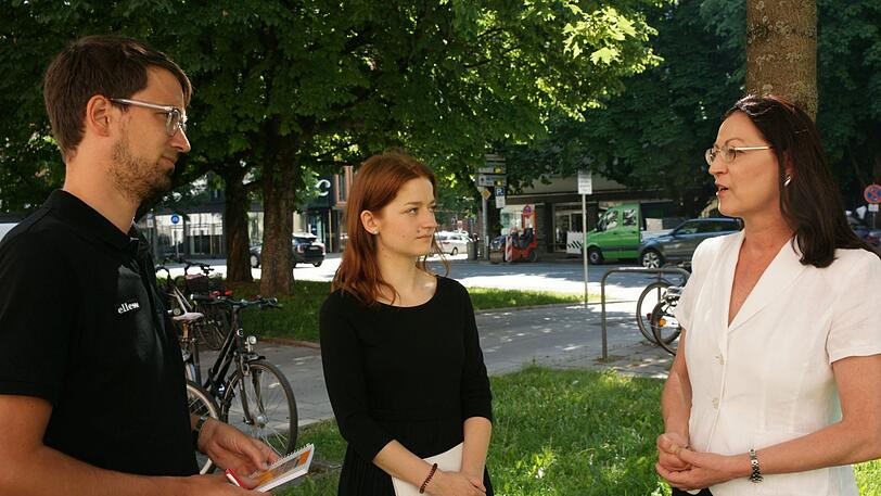 Claudia Tausend mit den AZ-Redakteuren Emily Engels und Felix Müller.