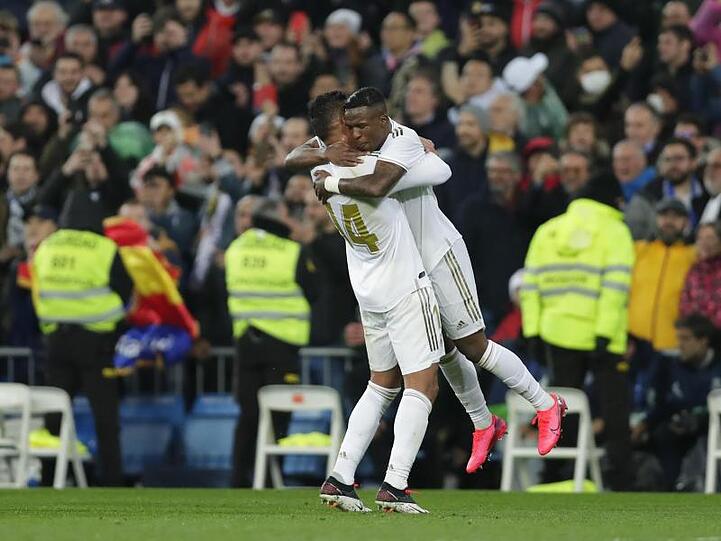 Reals Vinicius Junior (r) wird nach seinem Führungstor von Casemiro gefeiert.