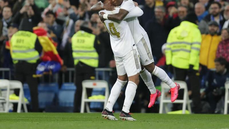 Reals Vinicius Junior (r) wird nach seinem Führungstor von Casemiro gefeiert. Reals Vinicius Junior (r) wird nach seinem Führungstor von Casemiro gefeiert.