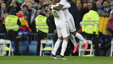 Reals Vinicius Junior (r) wird nach seinem Führungstor von Casemiro gefeiert.