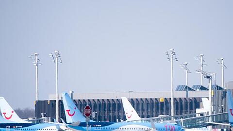 Der Reisekonzern Tui will den deutschen Ferienflieger Tuifly wegen der Corona-Krise um rund die Hälfte verkleinern.