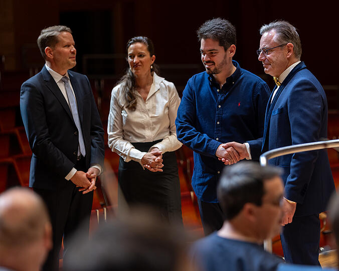 Der belgische Ministerpräsident Bart de Wever (rechts) mit Lahav Shahi, dem Philharmoniker-Intendanten Florian Wiegand (links) und Marie Babette Nierenz (Philharmonie Essen).