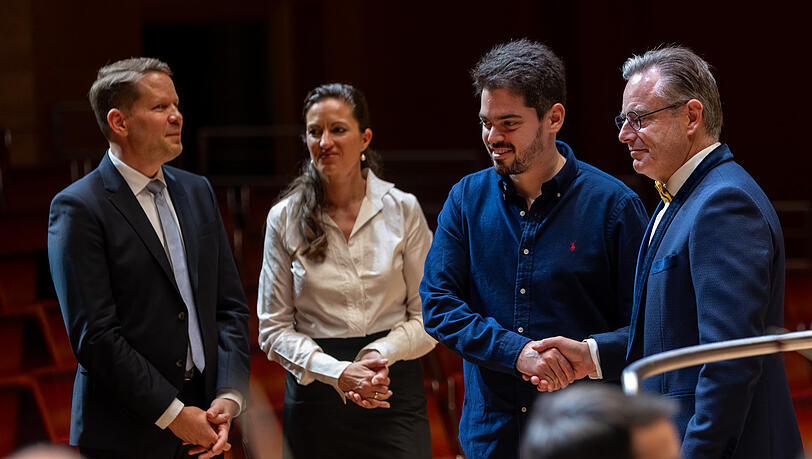 Der belgische Ministerpräsident Bart de Wever (rechts) mit Lahav Shahi, dem Philharmoniker-Intendanten Florian Wiegand (links) und Marie Babette Nierenz (Philharmonie Essen). Der belgische Ministerpräsident Bart de Wever (rechts) mit Lahav Shahi, dem Philharmoniker-Intendanten Florian Wiegand (links) und Marie Babette Nierenz (Philharmonie Essen).