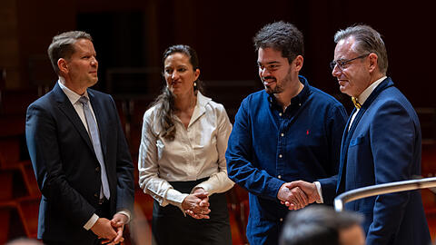 Der belgische Ministerpräsident Bart de Wever (rechts) mit Lahav Shahi, dem Philharmoniker-Intendanten Florian Wiegand (links) und Marie Babette Nierenz (Philharmonie Essen).
