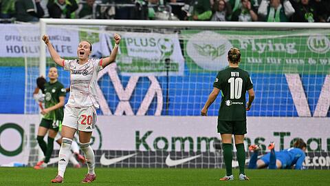 Münchner Jubel in Wolfsburg: Franziska Kett feiert das Tor zum 2:1.