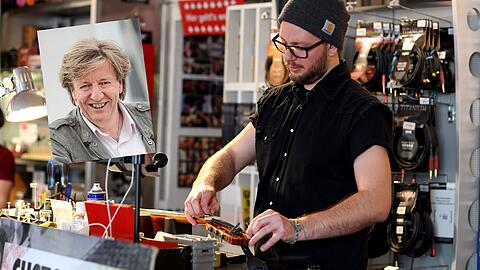 AZ-Spaziergänger Sigi Müller (l.) hat Patrick von &bdquo;MJ Guitars&ldquo; in Haidhausen besucht. Er zieht gerade neue Saiten auf eine Gitarre auf.