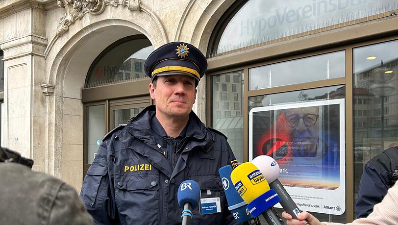 Polizei-Pressesprecher Andreas Franken vor der Anti-Siko-Demo am Stachus. Polizei-Pressesprecher Andreas Franken vor der Anti-Siko-Demo am Stachus.