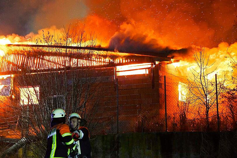 Schließlich stand auf dem Gelände eine Fläche von 1500 Quadratmetern in Flammen, die Feuerwehr verhinderte, dass der Brand auf zwei Wohnhäuser übergriff. Schließlich stand auf dem Gelände eine Fläche von 1500 Quadratmetern in Flammen, die Feuerwehr verhinderte, dass der Brand auf zwei Wohnhäuser übergriff.