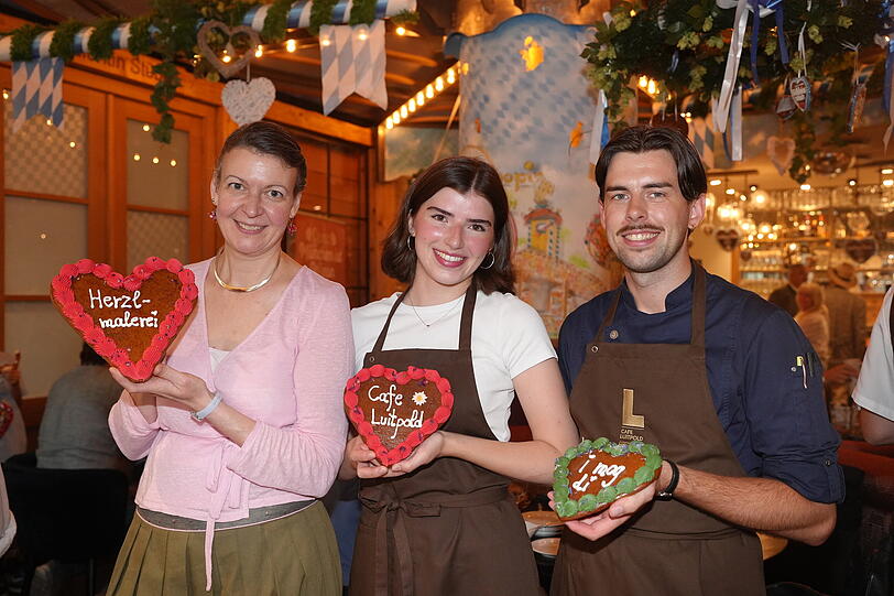 Auch das Café Luitpold macht bei der Wirtshauswiesn mit. Während der Oktoberfestzeit können sich die Gäste von den Azubis ihre ganz persönlichen Wiesnherzerl gestalten lassen. V.l.: Caroline Eckart, Greta Kaser und Andreas Metzger präsentieren sie schon im Vorfeld. Auch das Café Luitpold macht bei der Wirtshauswiesn mit. Während der Oktoberfestzeit können sich die Gäste von den Azubis ihre ganz persönlichen Wiesnherzerl gestalten lassen. V.l.: Caroline Eckart, Greta Kaser und Andreas Metzger präsentieren sie schon im Vorfeld.