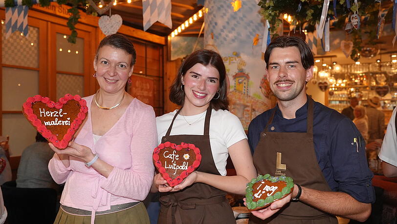 Auch das Café Luitpold macht bei der Wirtshauswiesn mit. Während der Oktoberfestzeit können sich die Gäste von den Azubis ihre ganz persönlichen Wiesnherzerl gestalten lassen. V.l.: Caroline Eckart, Greta Kaser und Andreas Metzger präsentieren sie schon im Vorfeld. Auch das Café Luitpold macht bei der Wirtshauswiesn mit. Während der Oktoberfestzeit können sich die Gäste von den Azubis ihre ganz persönlichen Wiesnherzerl gestalten lassen. V.l.: Caroline Eckart, Greta Kaser und Andreas Metzger präsentieren sie schon im Vorfeld.