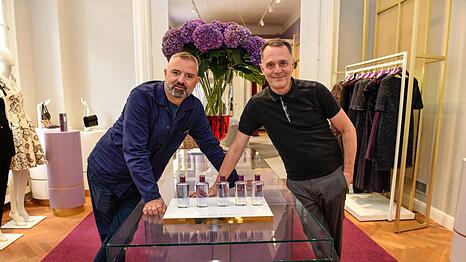 Auf dem lila Teppich: Adrian Runhof (li.) und Johnny Talbot in ihrer M&uuml;nchner Boutique in der Theatinerstra&szlig;e.