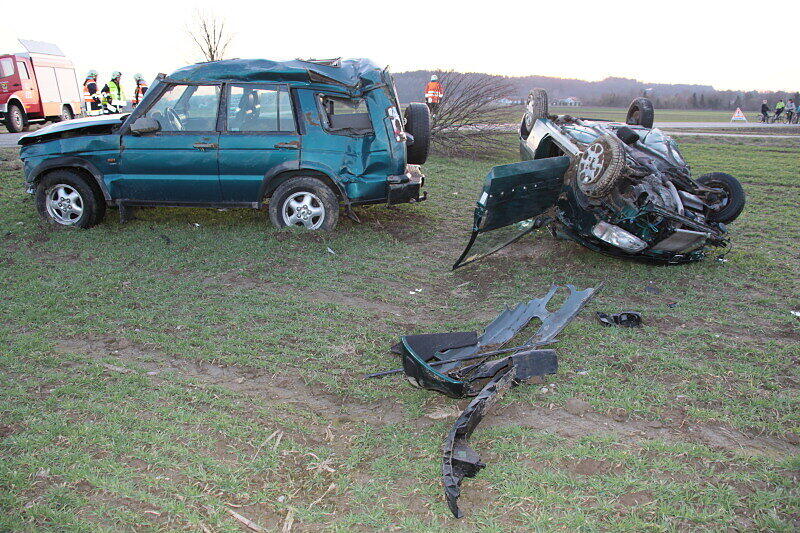 Schwerer Unfall bei Haiming: Der Fahrer des Peugeots wurde schwer verletzt von der Feuerwehr aus dem Wrack geborgen.