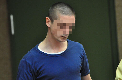 Ein gemütlicher Fernsehabend endet blutig: Clemens M. (28) sticht aus Eifersucht mit einem Messer auf seinen Spezl ein.