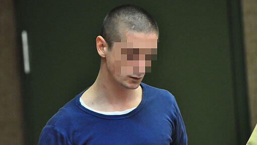 Ein gemütlicher Fernsehabend endet blutig: Clemens M. (28) sticht aus Eifersucht mit einem Messer auf seinen Spezl ein. Ein gemütlicher Fernsehabend endet blutig: Clemens M. (28) sticht aus Eifersucht mit einem Messer auf seinen Spezl ein.