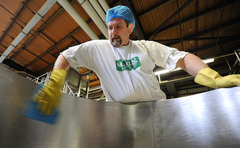 Mitarbeiter von Müller-Brot reinigen am Donnerstag (08.03.2012) im Produktionsgebäude der Müller-Brot GmbH in Neufahrn. Nach jahrelangen Hygieneproblemen hatten die Aufsichtsbehörden die Müller-Brot-Fabrik in Neufahrn bei München Ende Januar 2012 geschlossen. Wenige Wochen später meldete das Unternehmen Insolvenz an.