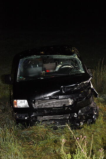 Bei Warngau ist ein Autofahrer bei einem heftigen Frontalcrash ums Leben gekommen. Der Mann wollte überholen und rauschte dabei mit einem anderen Wagen auf der Gegenfahrbahn zusammen.