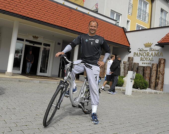 Die Bilder von Gabor Kiraly bei den Löwen.