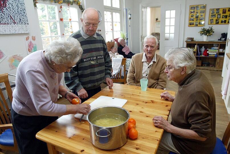 Gemeinsam kochen, ratschen oder sich einfach nur ausruhen: In einer Pflege-WG kann jeder das tun, was für ihn am besten ist.