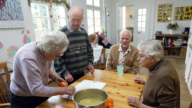 Gemeinsam kochen, ratschen oder sich einfach nur ausruhen: In einer Pflege-WG kann jeder das tun, was für ihn am besten ist. Gemeinsam kochen, ratschen oder sich einfach nur ausruhen: In einer Pflege-WG kann jeder das tun, was für ihn am besten ist.