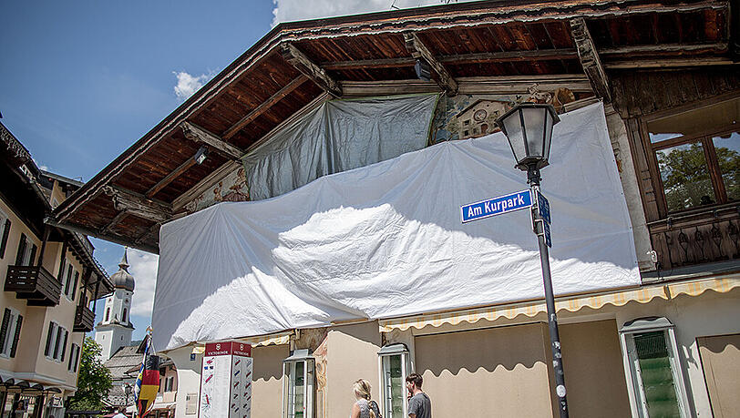 In Garmisch-Partenkirchen laufen die Vorbereitungen. Im Ort verbarrikadieren viele ihre Häuser aus Angst vor Krawallen. In Garmisch-Partenkirchen laufen die Vorbereitungen. Im Ort verbarrikadieren viele ihre Häuser aus Angst vor Krawallen.