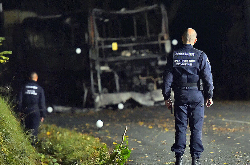 Bei dem furchtbaren Unfall brannten die beiden Fahrzeuge ungewöhnlich schnell aus.