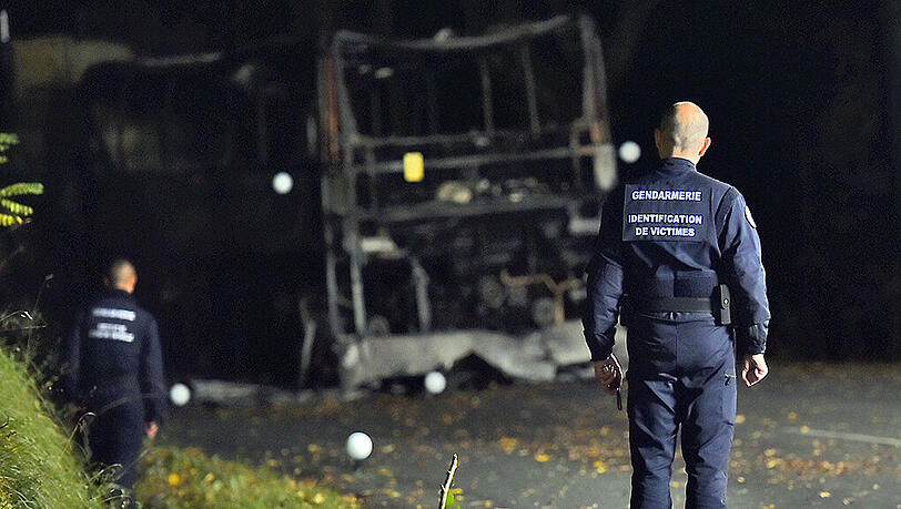 Bei dem furchtbaren Unfall brannten die beiden Fahrzeuge ungewöhnlich schnell aus. Bei dem furchtbaren Unfall brannten die beiden Fahrzeuge ungewöhnlich schnell aus.