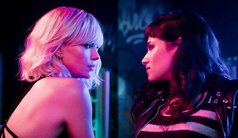 Mit ihrem französischen "Schatten" Sandrine (Sofia Boutella, rechts) lässt sich Lorraine (Charlize Theron) auf mehr als den Austausch von Informationen ein.