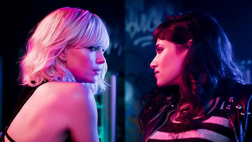 Mit ihrem französischen "Schatten" Sandrine (Sofia Boutella, rechts) lässt sich Lorraine (Charlize Theron) auf mehr als den Austausch von Informationen ein.