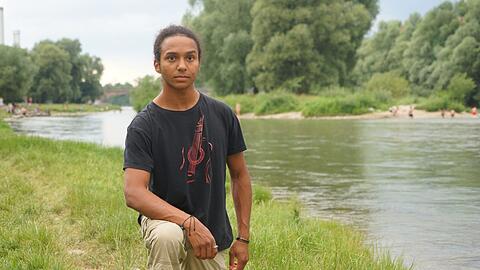 Künstler RafCosta, hinter ihm die Weideninsel.