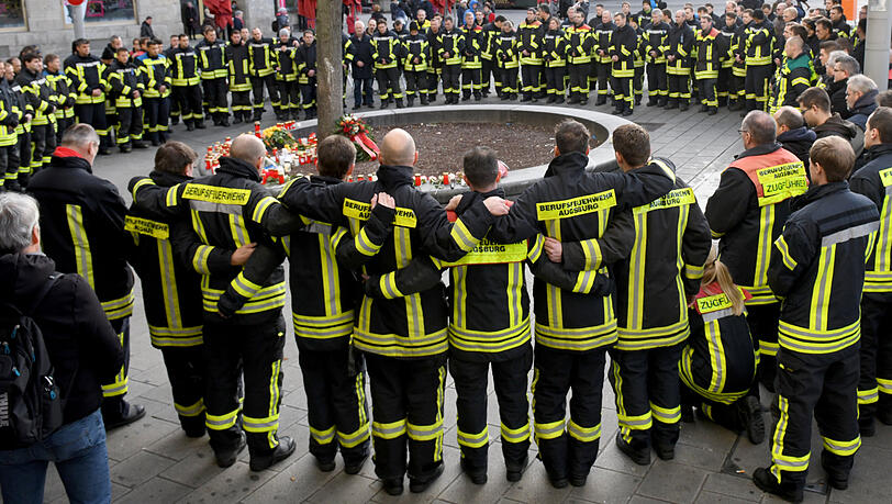 Vereint in der Trauer: Die Augsburger Feuerwehr trauert um ihren getöteten Kameraden.