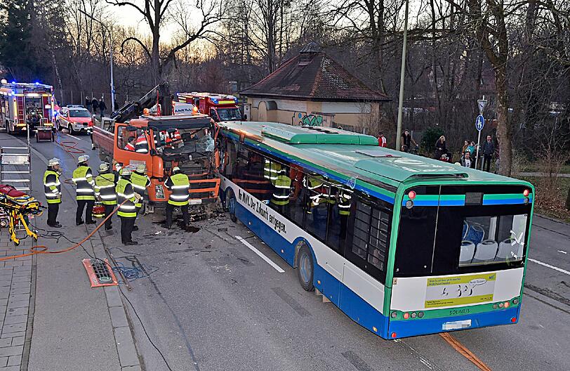 Schwerer Unfall in der Planeggstraße: Ein MVV-Bus und ein Lkw sind frontal zusammengekracht. Der Lkw-Fahrer musste aus seinem Fahrzeug geschnitten werden.