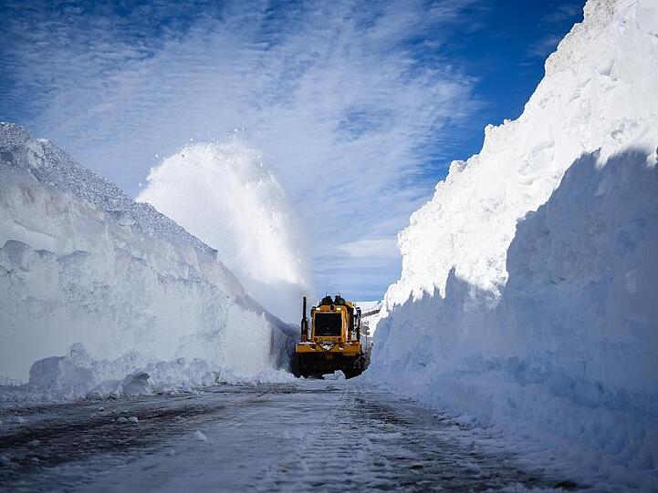 An der Grenze zwischen Chile und Argentinien musste Schnee geräumt werden.