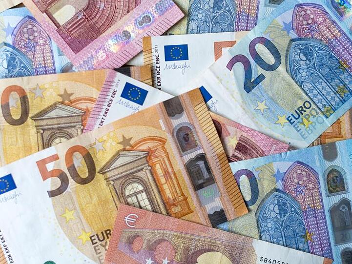 Zahlreiche Banknoten von 10, 20 und 50 Euro liegen auf einem Tisch.