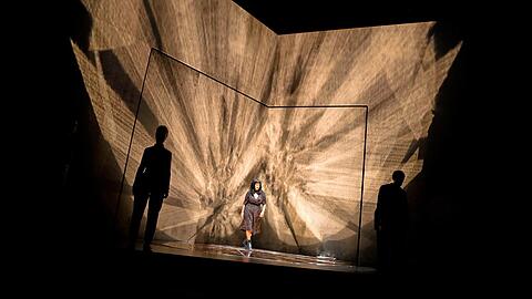 Scherben, Splitter, Puzzleteile: Ulrike Willenbacher, Yodit Tarikwa, Thiemo Strutzenberger im Bühnenbildsonnenlicht.