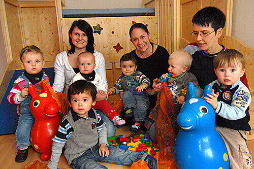 Der Kinderhort Kiddie House: Steffi Weigt, Gülay Kara und Ulrike Kropatscheck mit den Kindern: v.l.:Melissa, Sami (vorne), Noah, Lukas, Anna und Lucca.