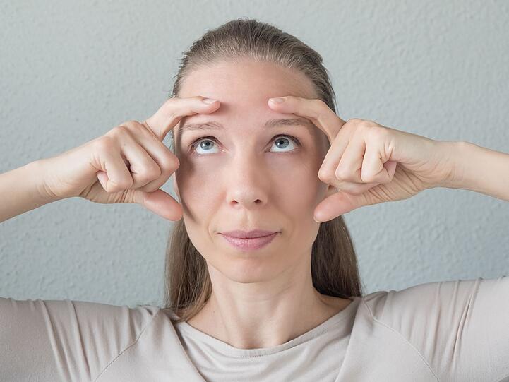 Für den Bereich rund um die Augen gibt es diese Übung: Die Augenbrauen werden nach oben gezogen und gehalten, während sich die Lider öffnen und schließen. Um ein harmonisches Gesamtergebnis zu erzielen, sollte während jeder Trainingseinheit das ganze Gesicht bewegt werden. Stets nur eine bestimmte Partie zu bespielen, könnte kontraproduktiv sein. Für den Bereich rund um die Augen gibt es diese Übung: Die Augenbrauen werden nach oben gezogen und gehalten, während sich die Lider öffnen und schließen. Um ein harmonisches Gesamtergebnis zu erzielen, sollte während jeder Trainingseinheit das ganze Gesicht bewegt werden. Stets nur eine bestimmte Partie zu bespielen, könnte kontraproduktiv sein.