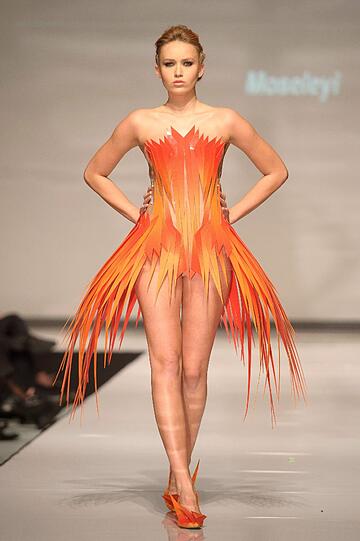 Halina Mrozek stellt ihre Kollektion für den nächsten Sommer auf der polnischen Fashion Show in Ludz vor. Diese extravagante orangefarbene Kretation eignet sich wohl eher als "Steh-Modell".
