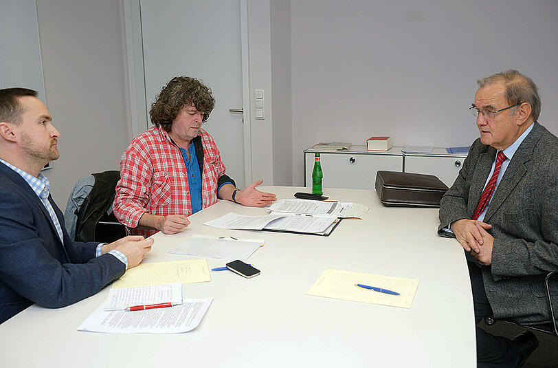 Helmut Kirmaier (mi.) und Heinz Veauthier (re.) im Gespräch mit AZ-Reporter Marc Merten.