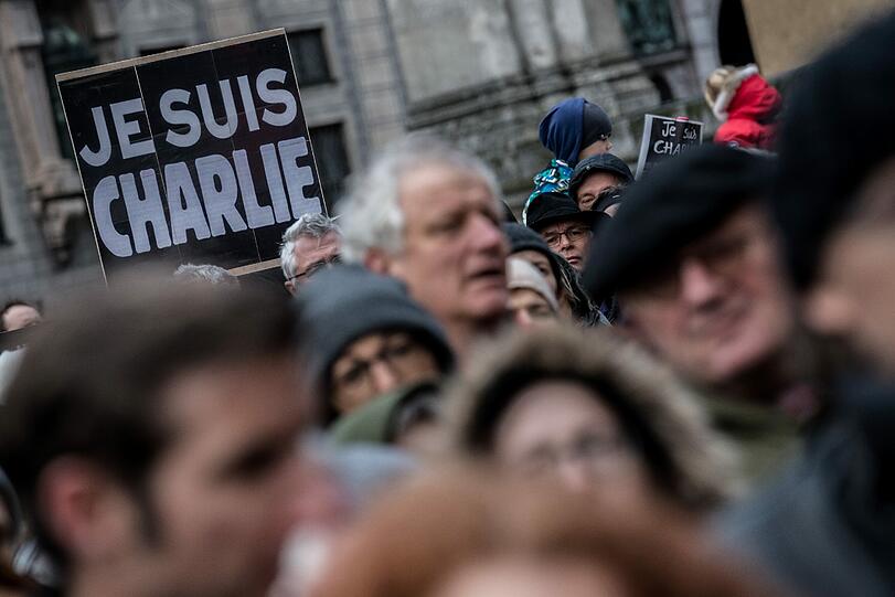 3000 Münchner gegen den Terror: Vor der Feldherren-Halle setzen viele soldarisch mit Paris ein Zeichen gegen Gewalt. Die Bilder...
