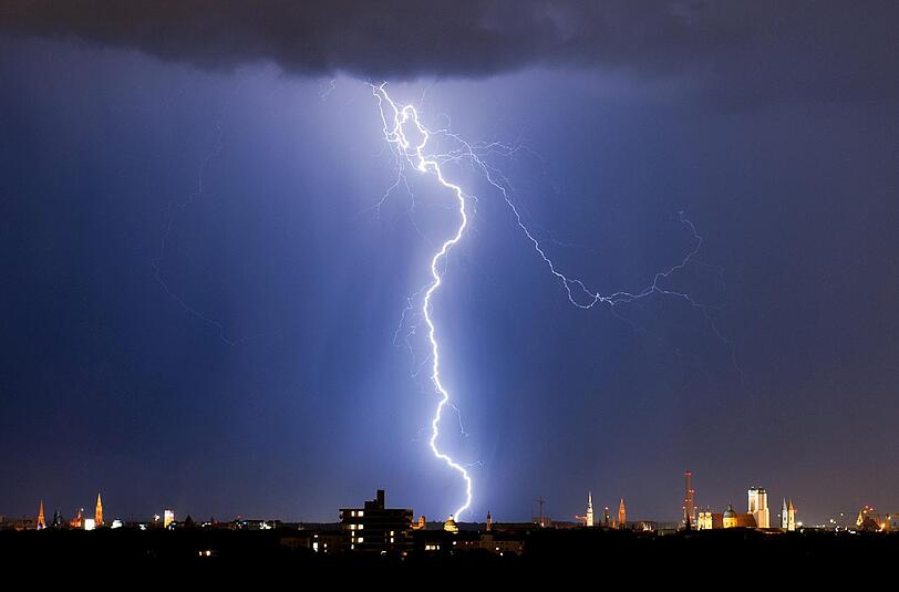 So könnte es öfter im Mai aussehen: Starke Gewitter und Unwetter über München. (Archivbild)