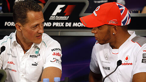 Michael Schumacher (l.) und Lewis Hamilton auf einer Pressekonferenz beim Grand Prix von Monaco im Mai 2012.