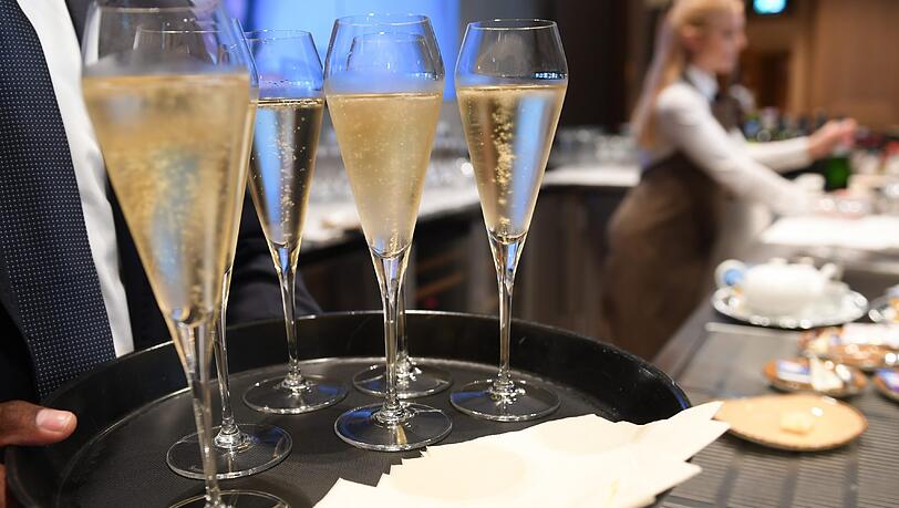 Nicht alles, was prickelt ist auch Champagner. Deshalb klagt nun ein Fluggast eine kanadische Airline. Nicht alles, was prickelt ist auch Champagner. Deshalb klagt nun ein Fluggast eine kanadische Airline.