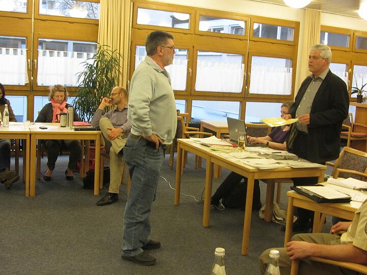 300 Unterschriften für die Kita: Peter Teichreber übergibt Walter Klein die Listen.