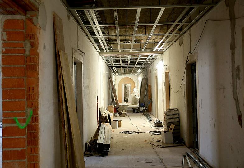 Noch sind die Räume des künftigen Ordinariats eine richtige Baustelle. Schutt liegt herum, Kabel hängen von der Decke, aufgerissenes Mauerwerk ist zu sehen.